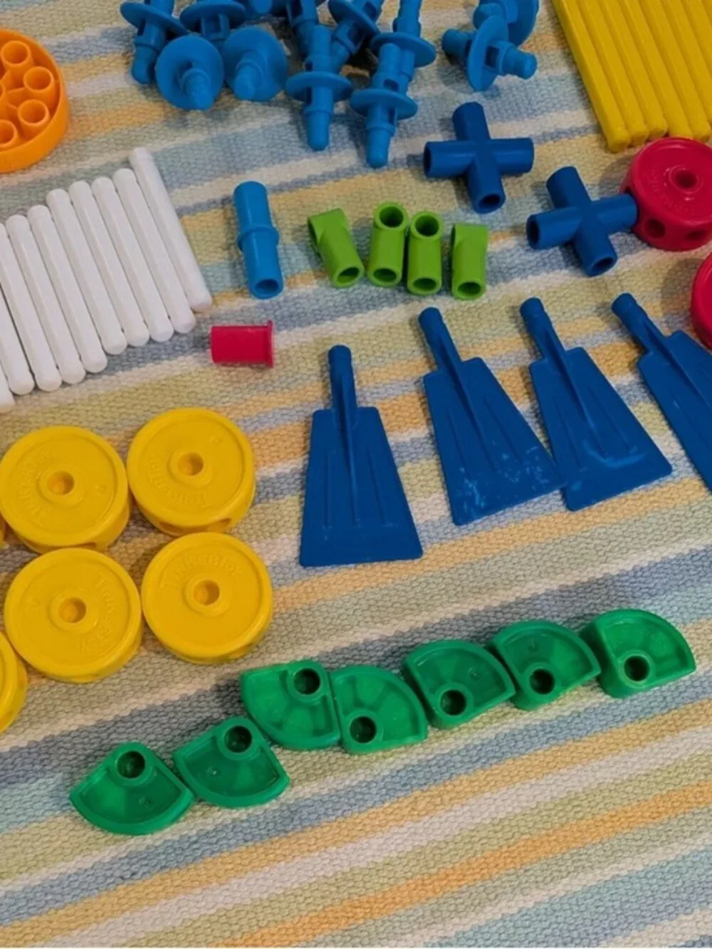 ⭐ Set of Plastic Tinker Toys